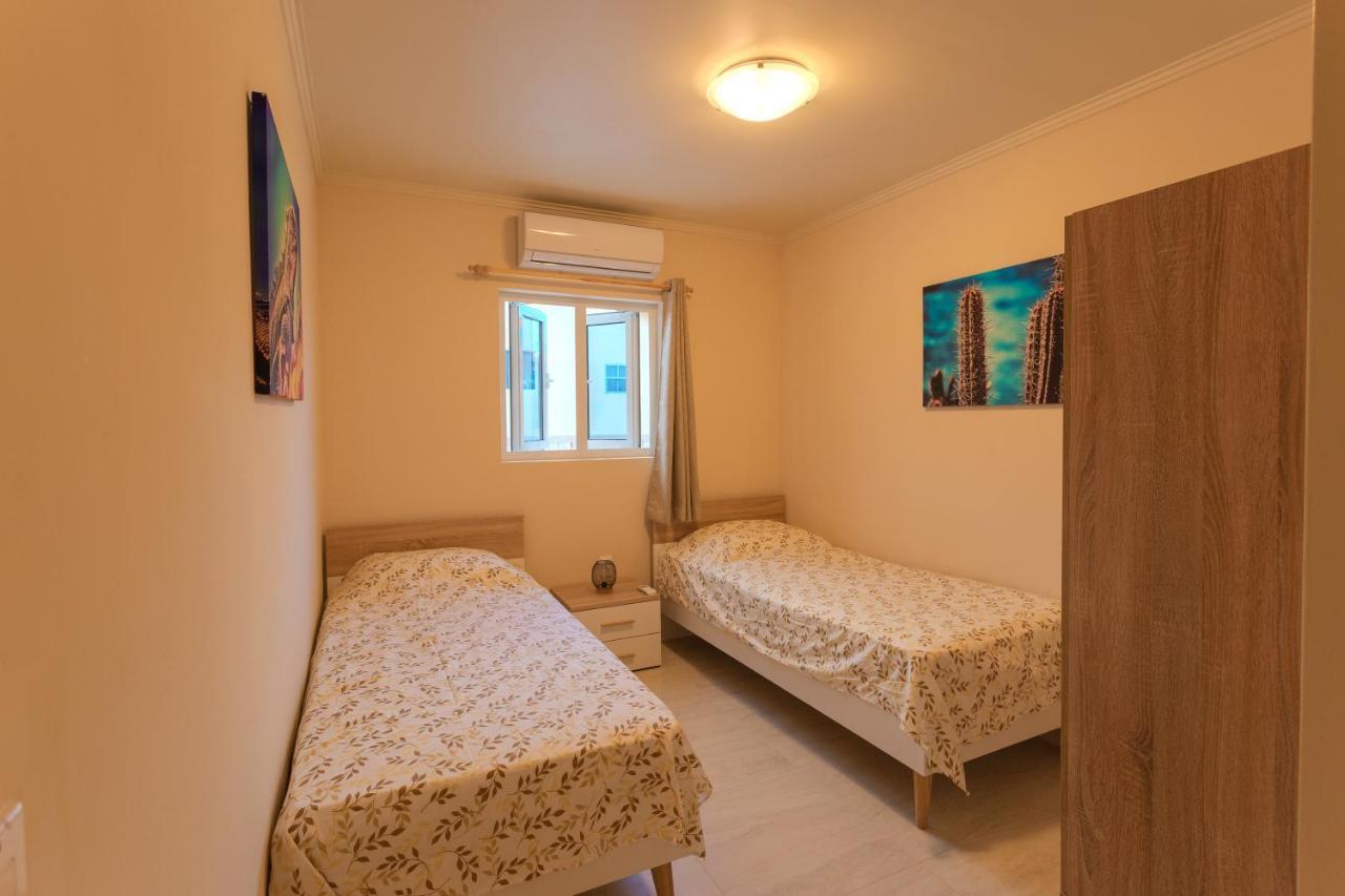 Lovely Caribbean Family Villa With Private Pool Willemstad Bagian luar foto